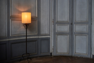 Astier de Villatte présente la lampe conçue par Balthus.